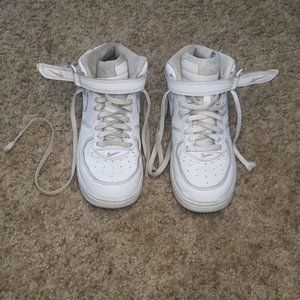 NIKE ⭐HP⭐ Kid's Hightops Size 2.5 could use new laces